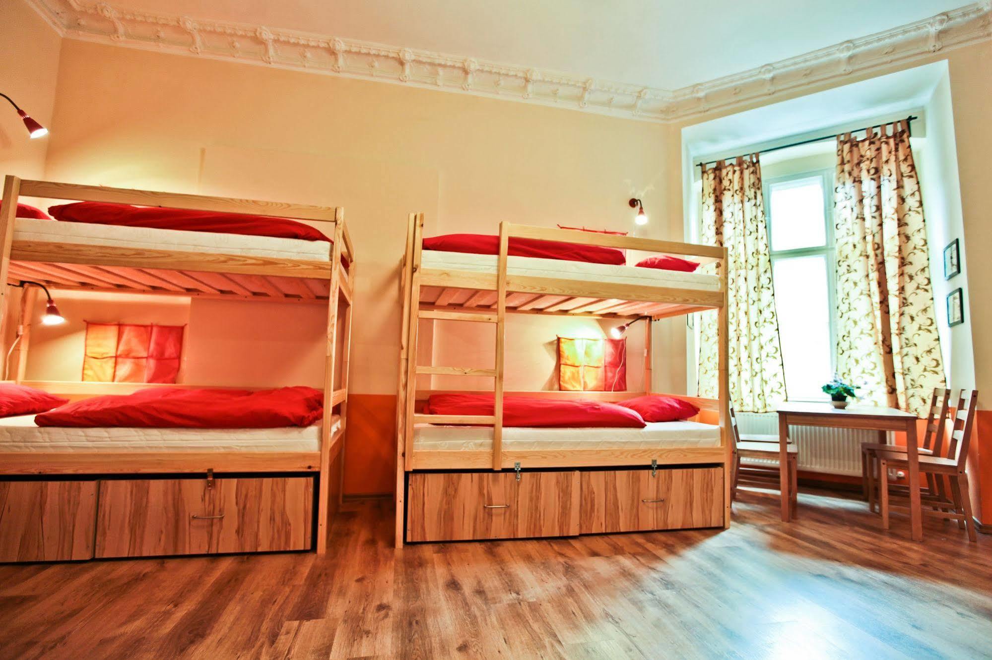 Poco Loco Hostel Познан Екстериор снимка
